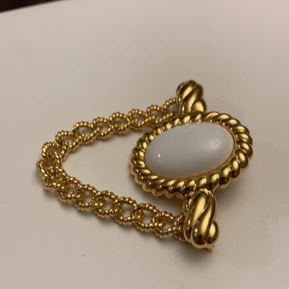 VTG Monet oval white enamel stone framed in gold tone frame/bar w/hanging chain - Picture 6 of 8